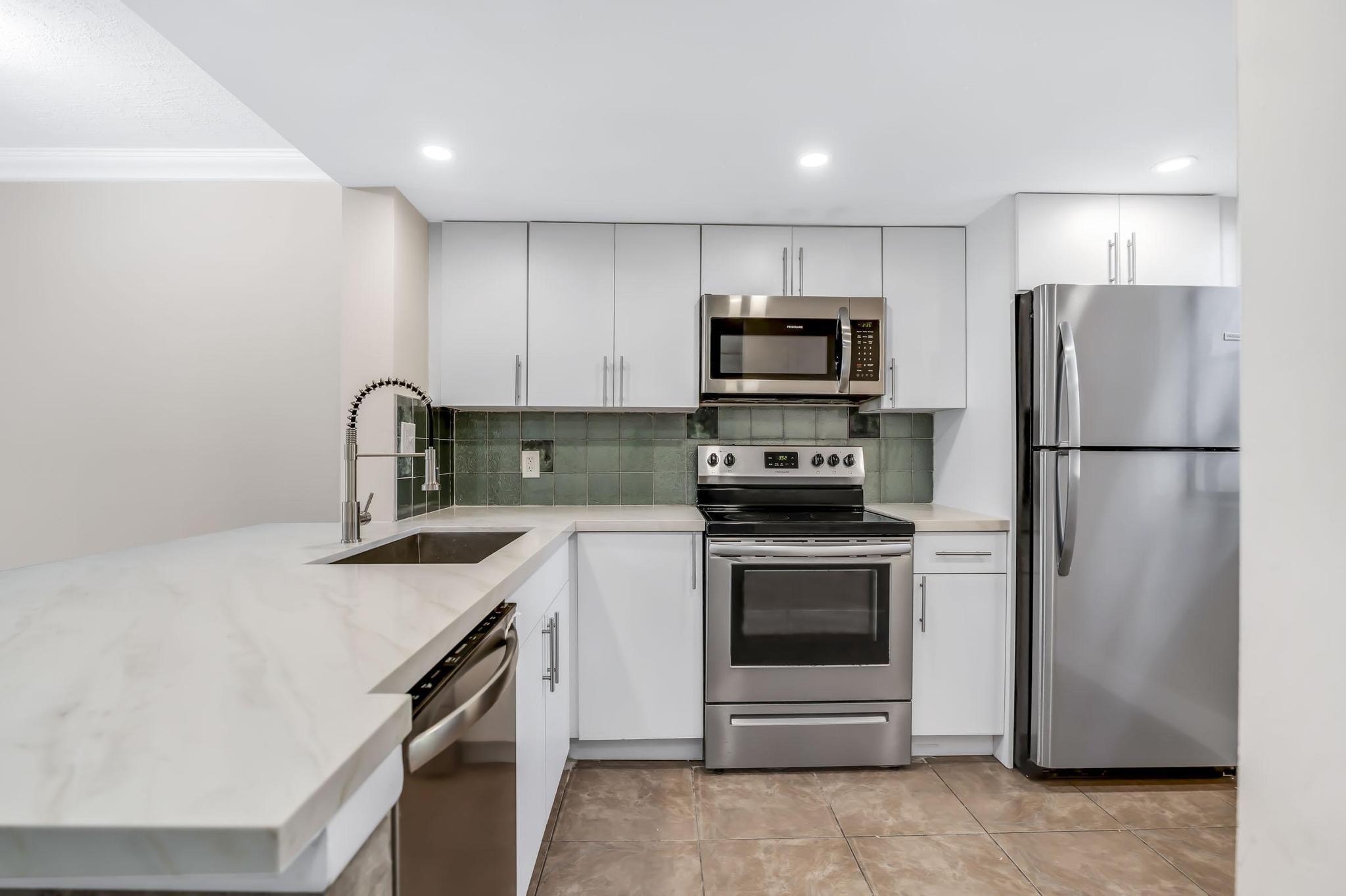 VILLAS AT LAKEVIEW CONDO - Residential Lease