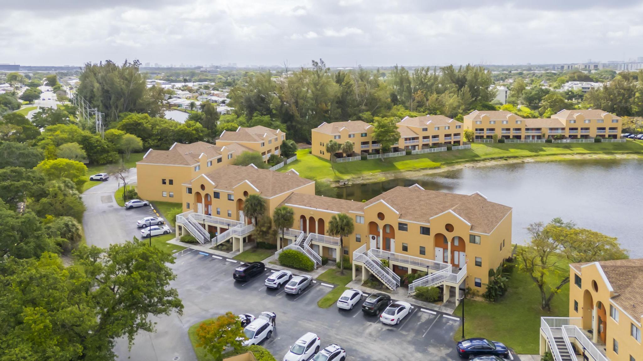 VILLAS AT LAKEVIEW CONDO - Residential Lease