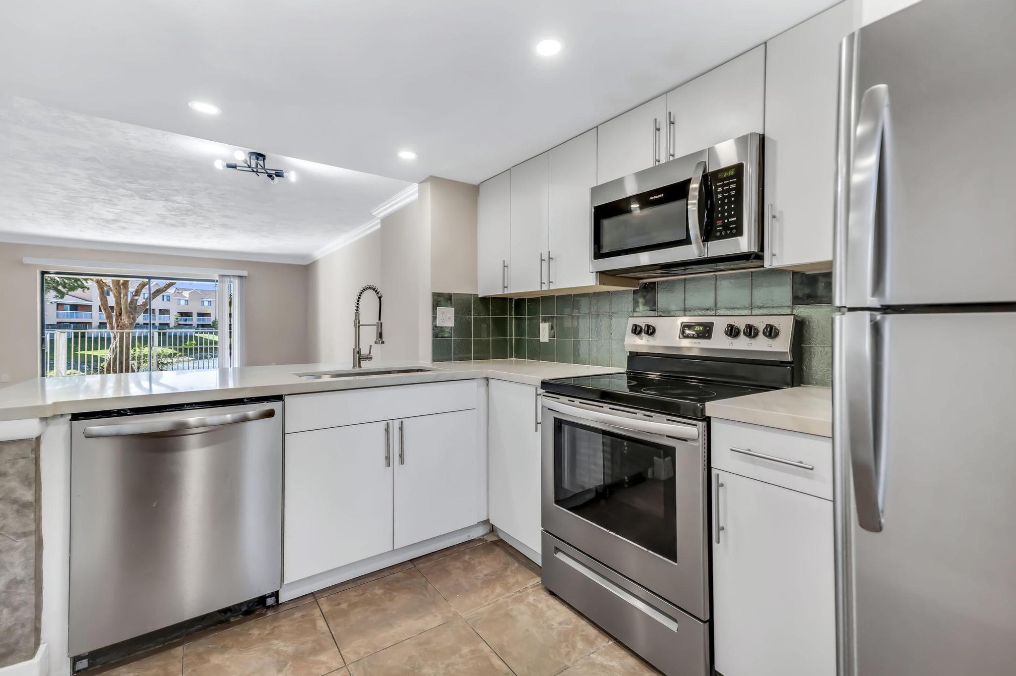 VILLAS AT LAKEVIEW CONDO - Residential Lease
