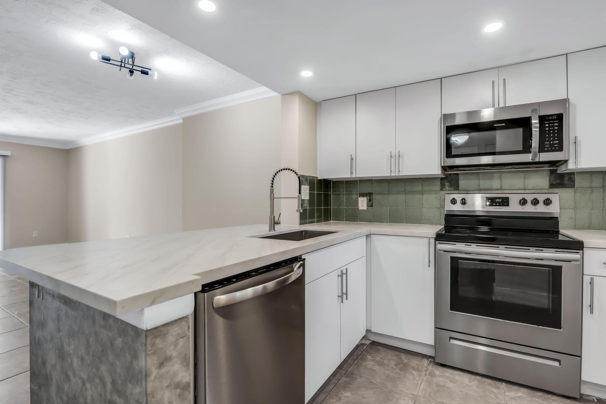 VILLAS AT LAKEVIEW CONDO - Residential Lease