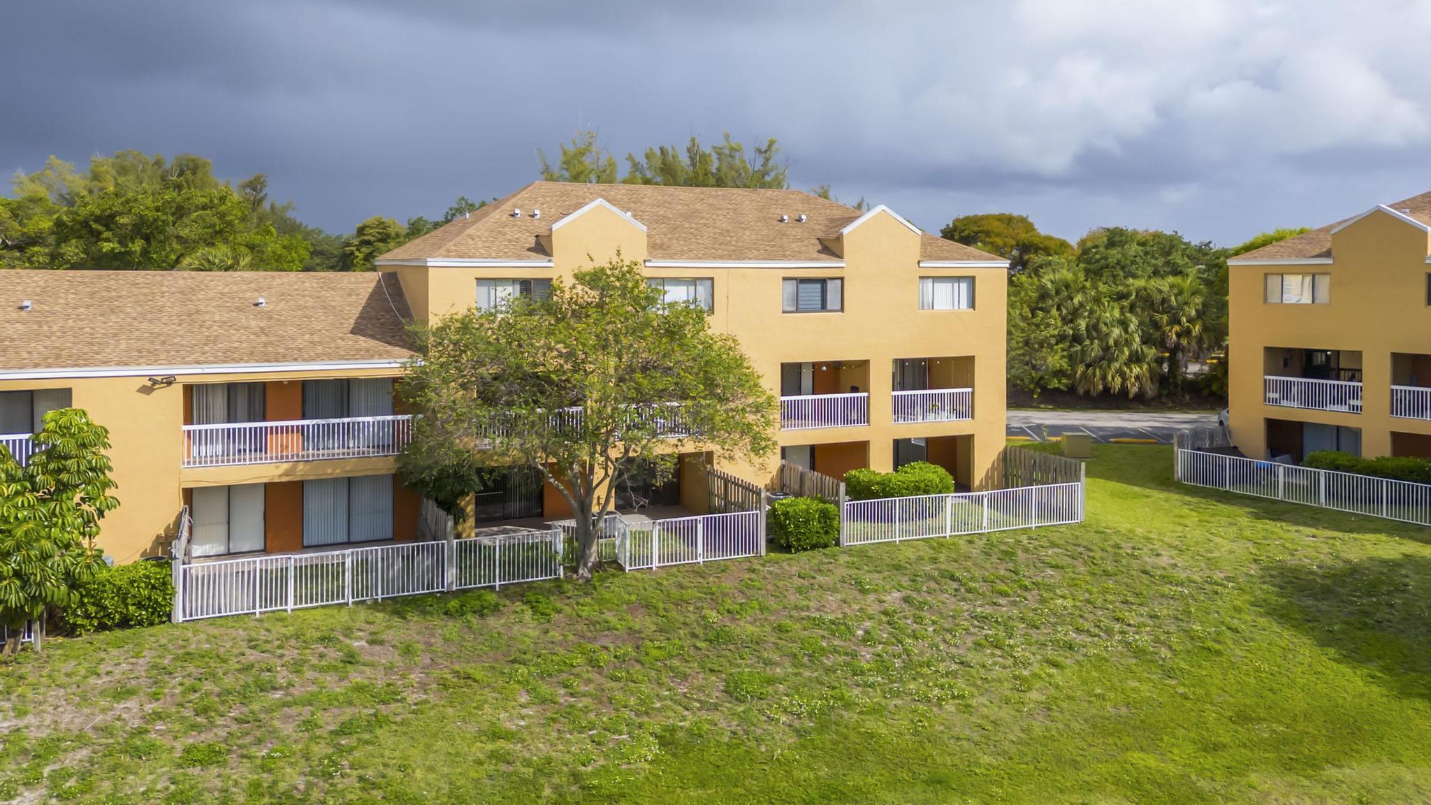 VILLAS AT LAKEVIEW CONDO - Residential Lease