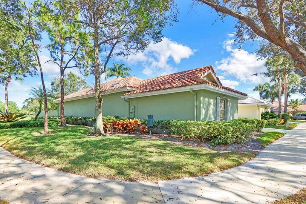 Photo of 100 Hampton Circle, Jupiter, FL 33458 (MLS # R10952687)