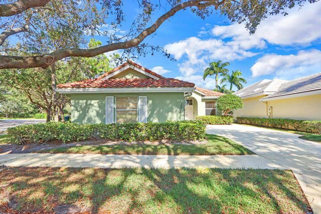 Photo of 100 Hampton Circle, Jupiter, FL 33458 (MLS # R10952687)