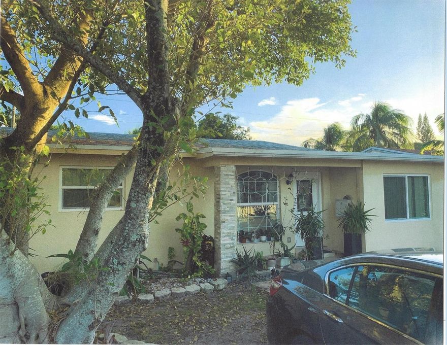 Duplex on Harding Street, motivated seller 2/1 owner occupied and 1 room rented in front building 
1/1 apt in the back building rented on mo. to mo. bases $1,300/mo., 1 year old shingle roof, remodeled kitchens and bathrooms