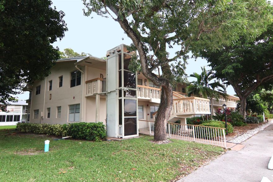 Beautifully maintained 1-bedroom, 1.5-bathroom condo located in desirable Deerfield Beach! This unit features tile flooring throughout and is situated in a building equipped with a convenient lift. Enjoy a prime location within the community just steps away from the tennis courts and directly across from the Richmond pool. Residents also have access to the newly remodeled clubhouse, which offers both indoor and outdoor pools, a fitness center, a restaurant, a theater, pickleball and volleyball courts, billiards, and much more.