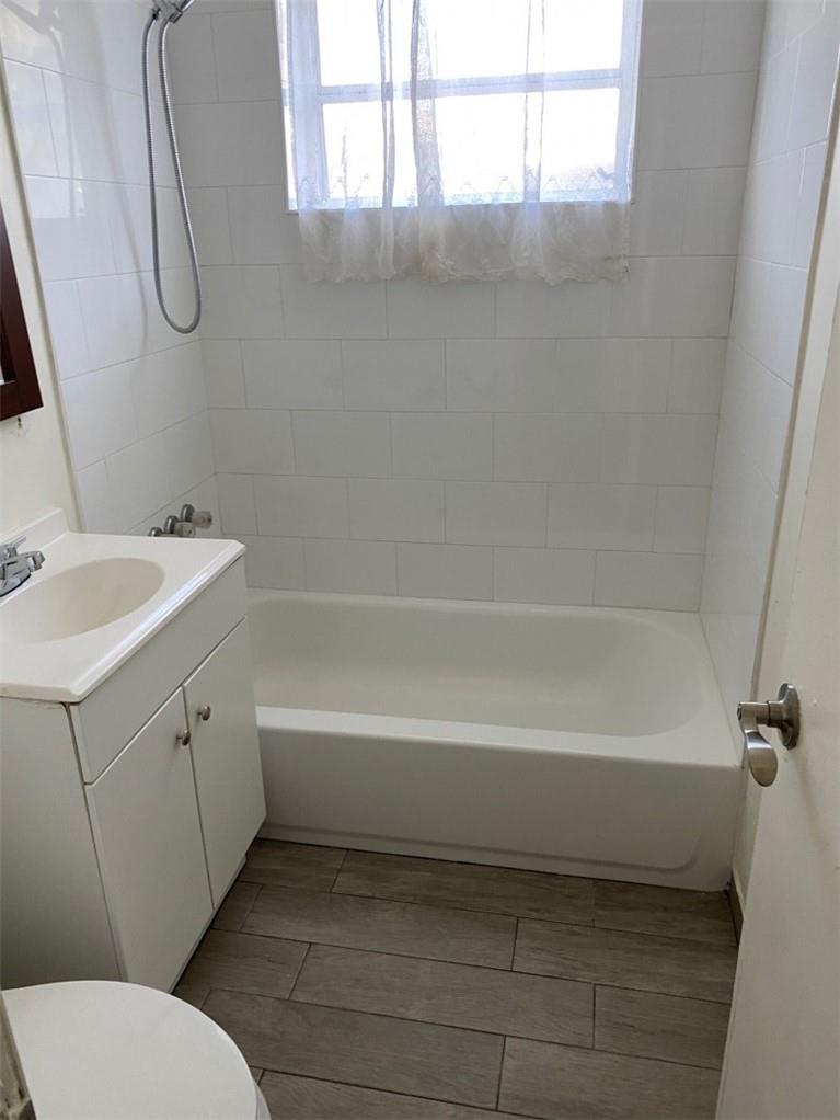 Hollywood Park 4-19 B - Residential Lease