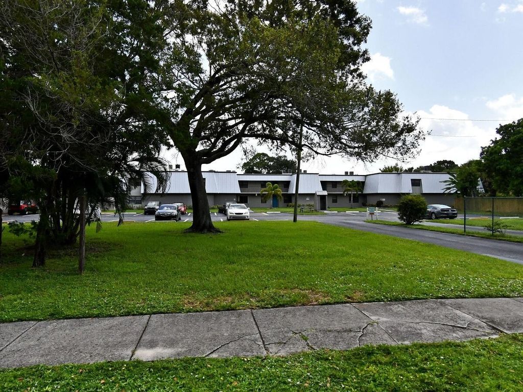 Photo of 2516 S 19th Street #207, Fort Pierce, FL 34982 (MLS # R11076186)