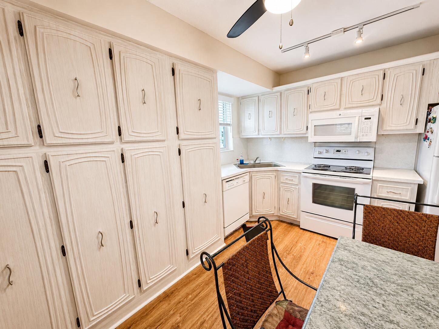 COLONIAL CLUB CONDO SEC 1 - Residential