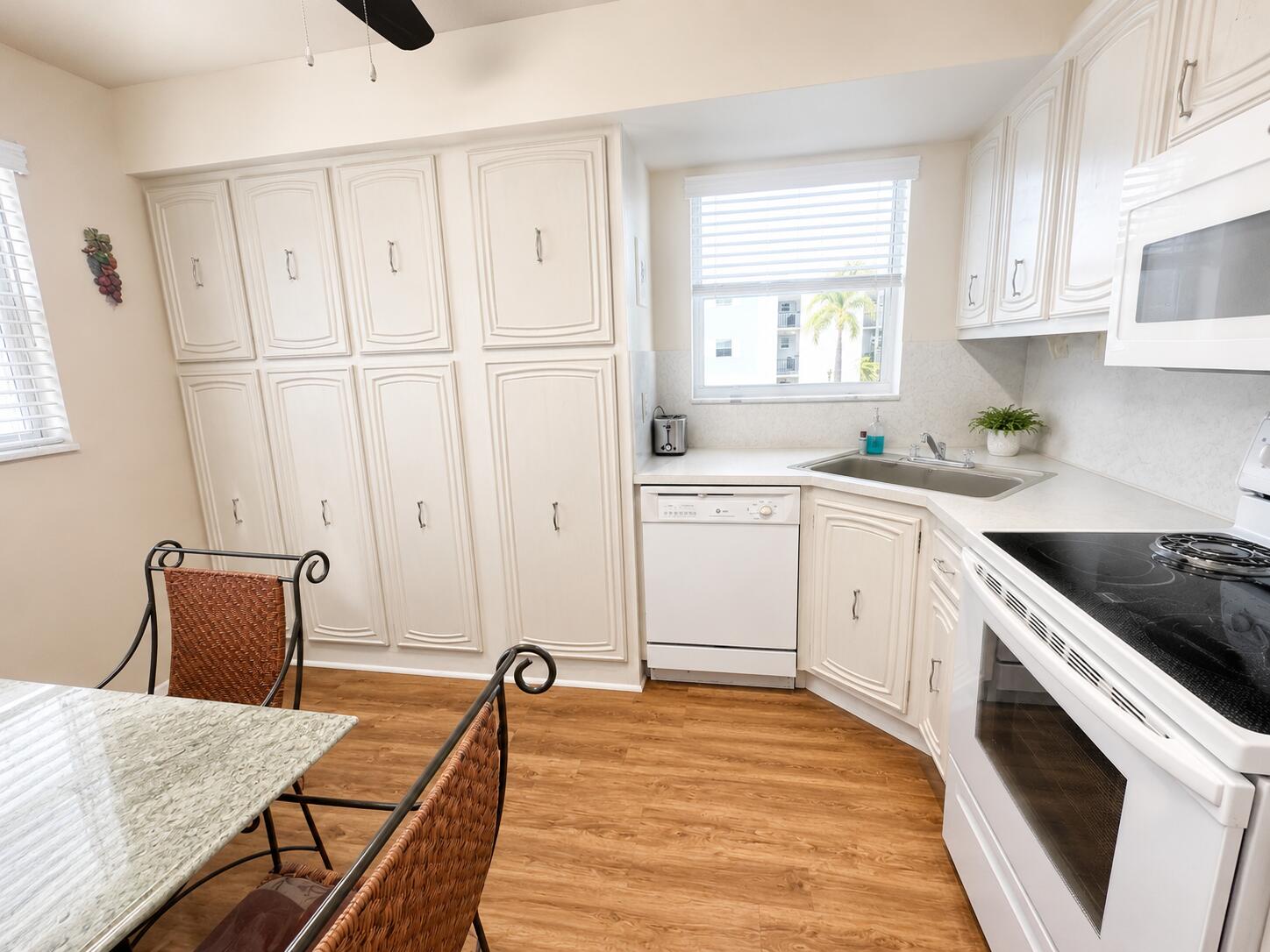 COLONIAL CLUB CONDO SEC 1 - Residential