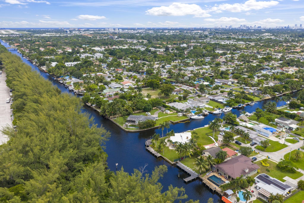 Photo of 4406 SW 35th Avenue, Fort Lauderdale, FL 33312 (MLS # B26069514)