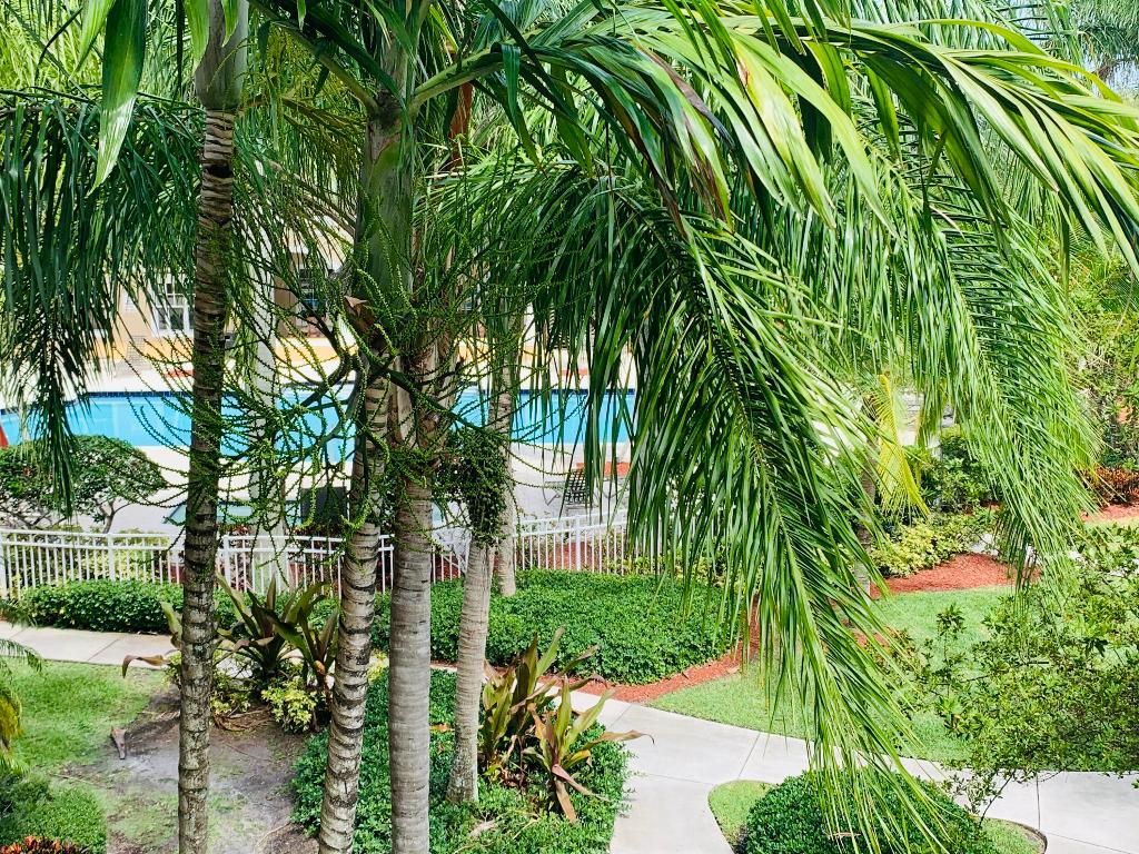 VILLAS AT EMERALD DUNES CONDO - Residential