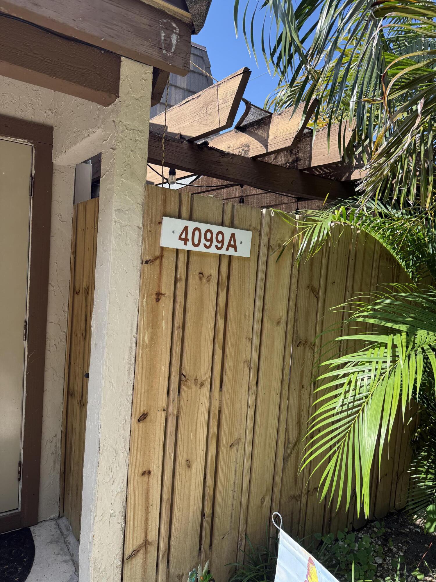 UPGRADED 2 BEDROOM 2 BATHS WITH A LOFT THAT CAN BE USED AS AN OFFICE OR THIRD BEDROOM.TWO MASTER BEDROOMS,ONE ON THE GROUND FLOOR AND ONE UPSTAIRS.WASHER/DRYER ON GROUND FLOOR.TILED FLOOR DOWNSTAIRS,CARPET UPSTAIRS.UNIT IS EQUIPPED WITH CENTRAL AIR AND HEAT.FENCED PATIO AREA TO RELAX AND BAR B QUE.COMMUNITY POOL AND TENNIS COURTS FOR YOUR OUTDOOR ACTIVITIES.APPROX 3 MILES TO DOWNTOWN,CLOSE TO I 95,TURNPIKE AND INTERNATIONAL AIRPORT.OWNER WILL ACCEPT LAST MONTHS RENT IN TWO INSTALLMENTS WITH GOOD CREDIT AND REFERENCES.