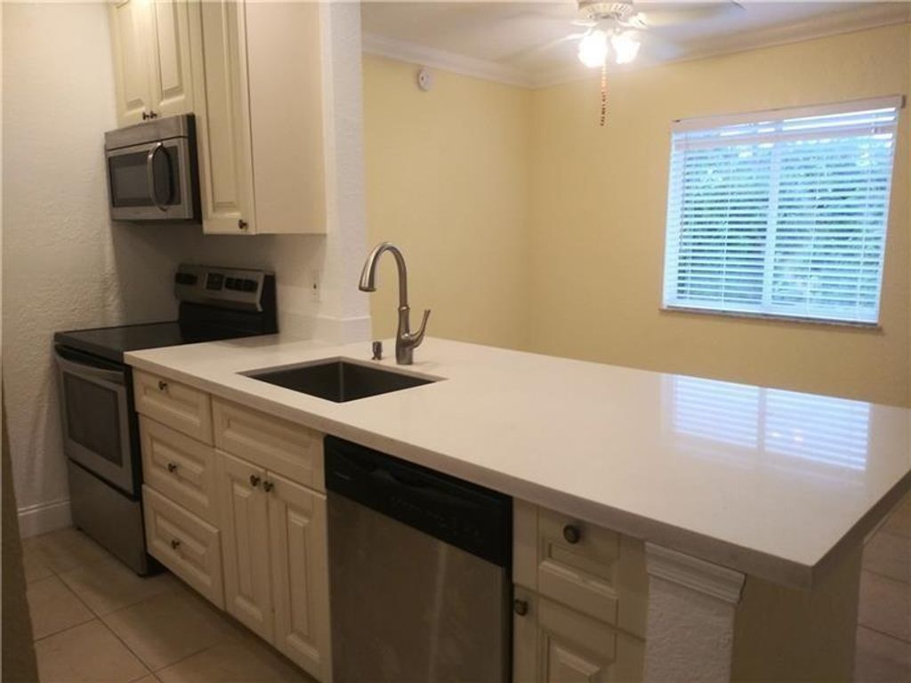 Photo of 1444 Windsor Court #5, Fort Lauderdale, FL 33304 (MLS # F10491734)