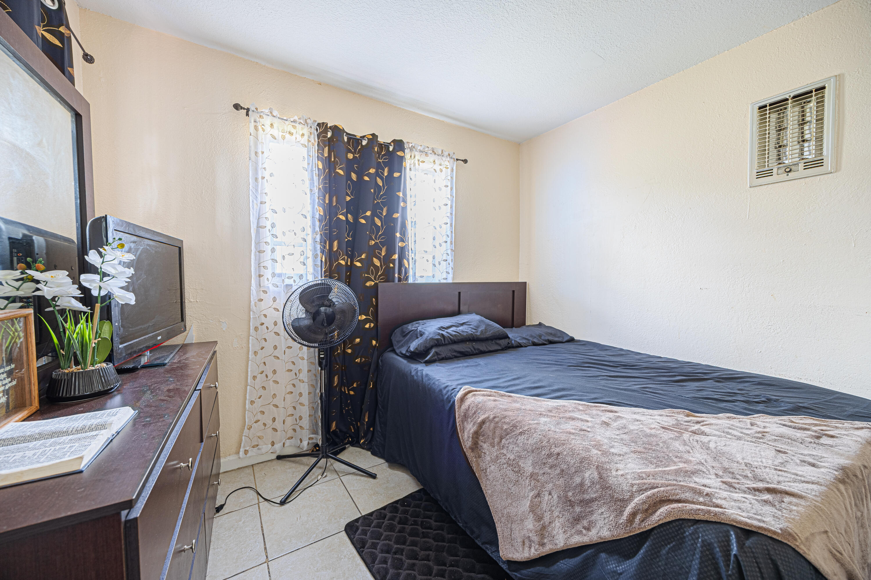 WASHINGTON PARK 5TH ADD 35-48 B LOT 2 BLK 2 - Residential