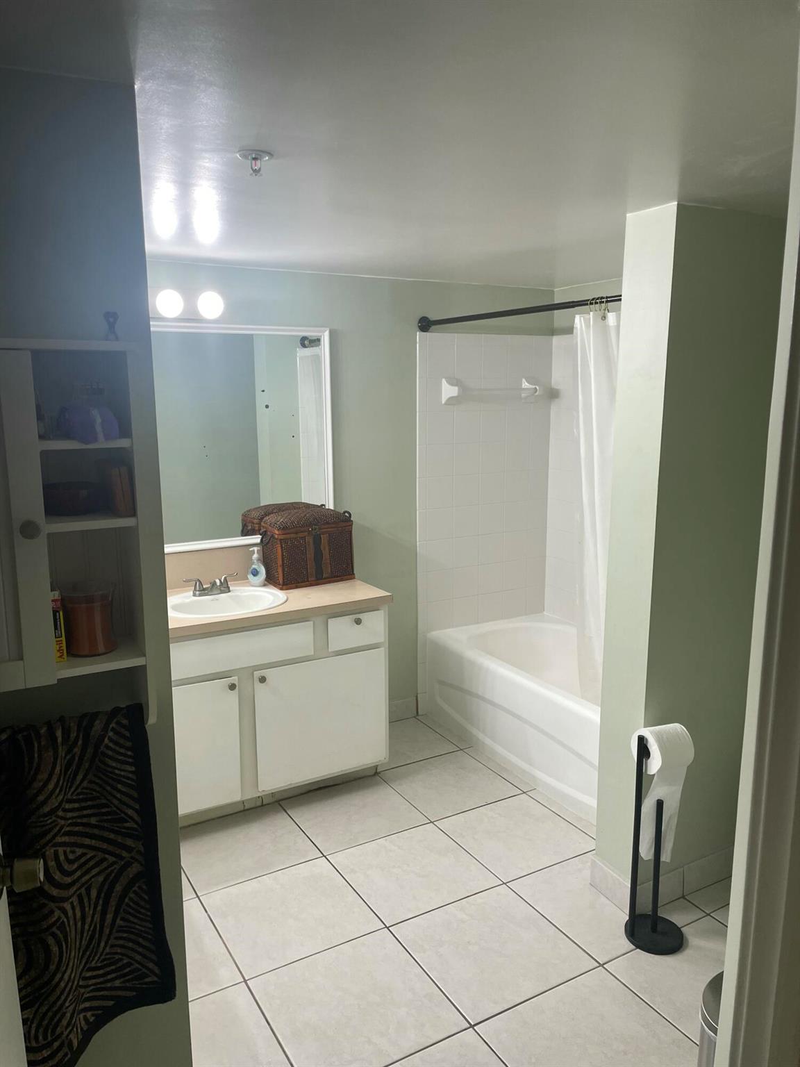 HYPOLUXOS MARINERS CAY CO - Residential