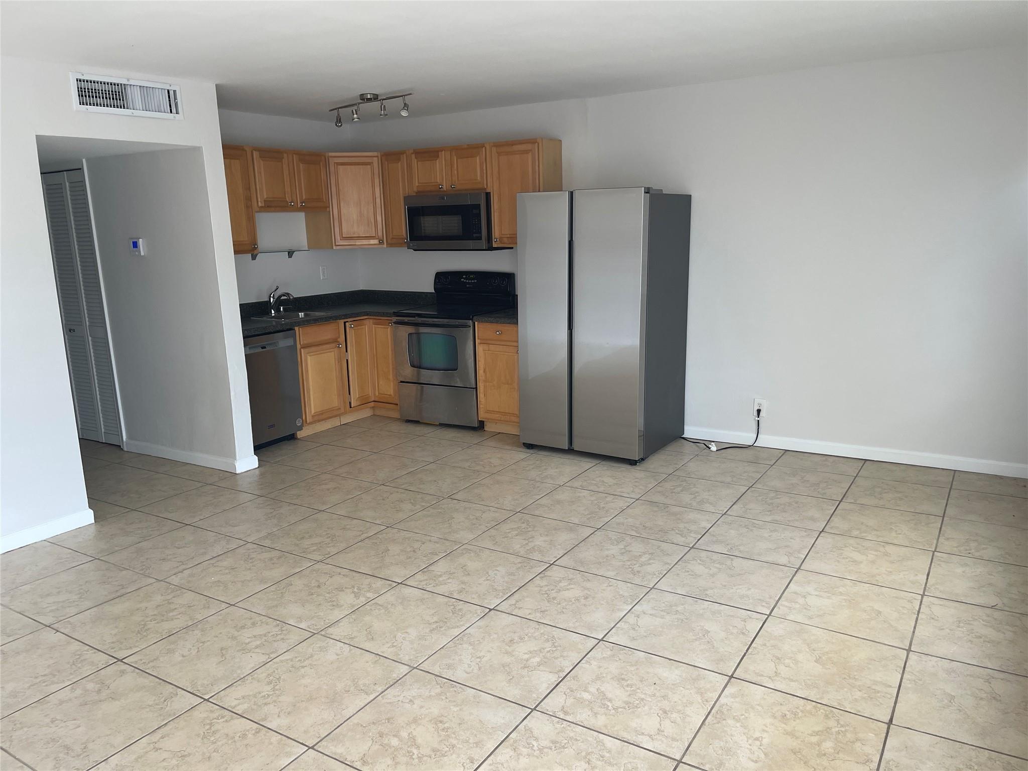 Condo for Rent at Azul at Kimberly Lake!
Enjoy lakeside living in this move-in-ready 2-bedroom, 1-bath residence. The home offers sleek tiled flooring, stainless steel appliances, and a prime location directly across from the community pool and clubhouse—perfect for relaxation and convenience.