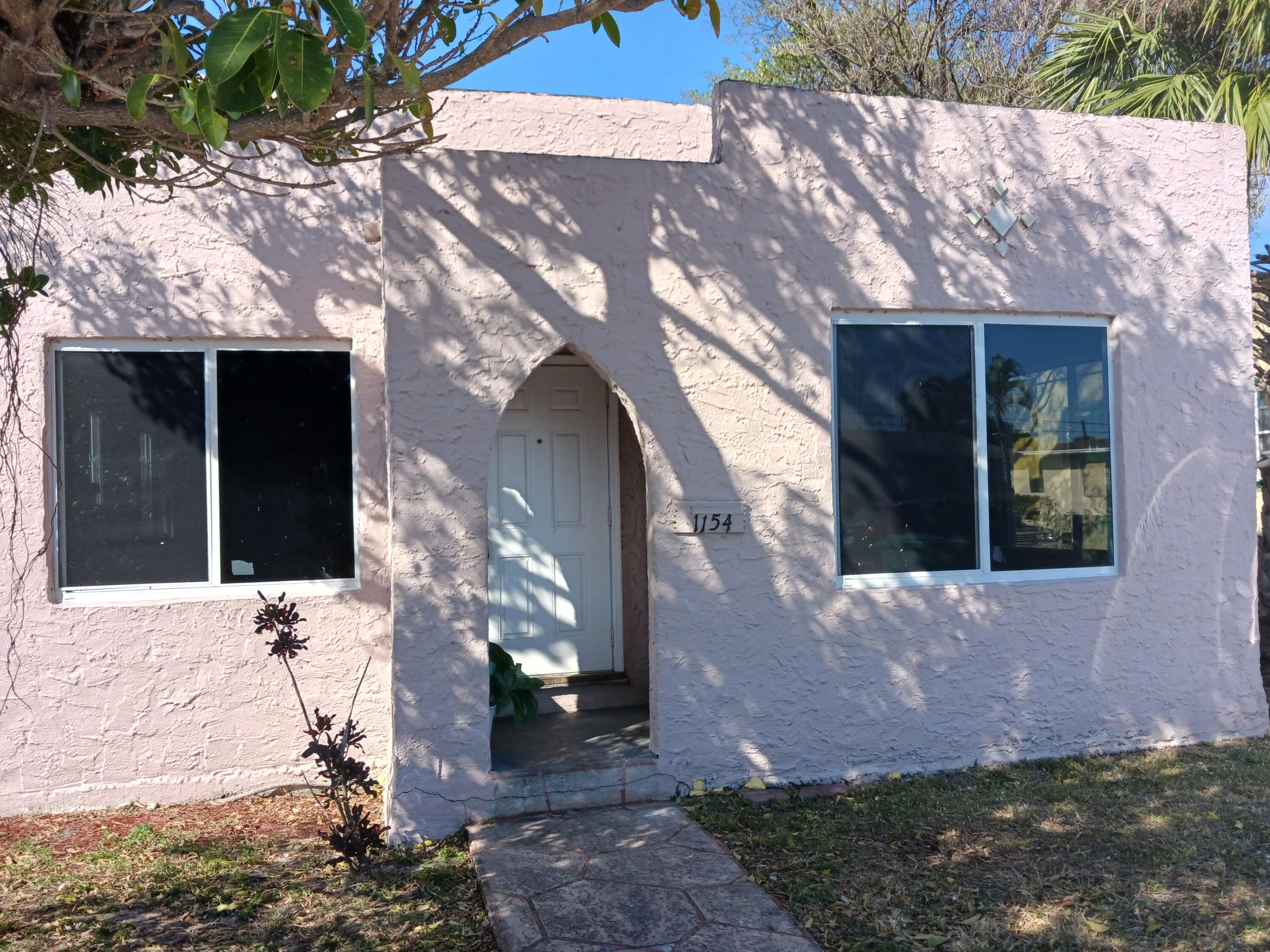 Very nice clean Single family home . No HOA Ready t move in