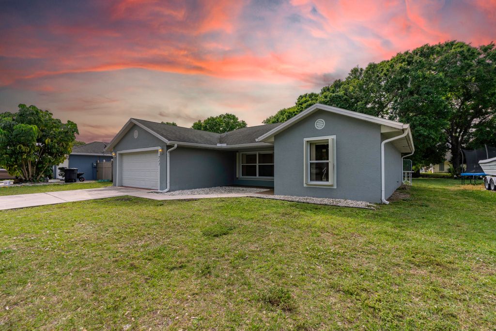 Photo of 711 Garden Avenue, Fort Pierce, FL 34982 (MLS # R10964776)
