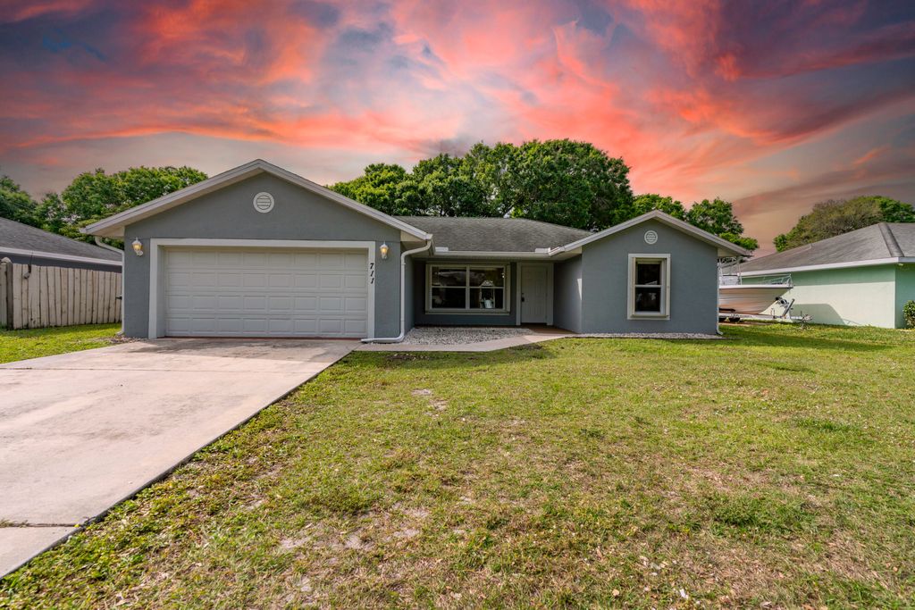 Photo of 711 Garden Avenue, Fort Pierce, FL 34982 (MLS # R10964776)