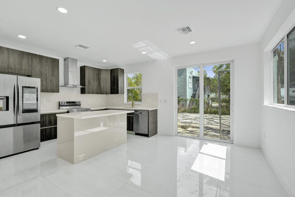 Photo of 1213 W Las Olas Boulevard, Fort Lauderdale, FL 33312 (MLS # B26027664)