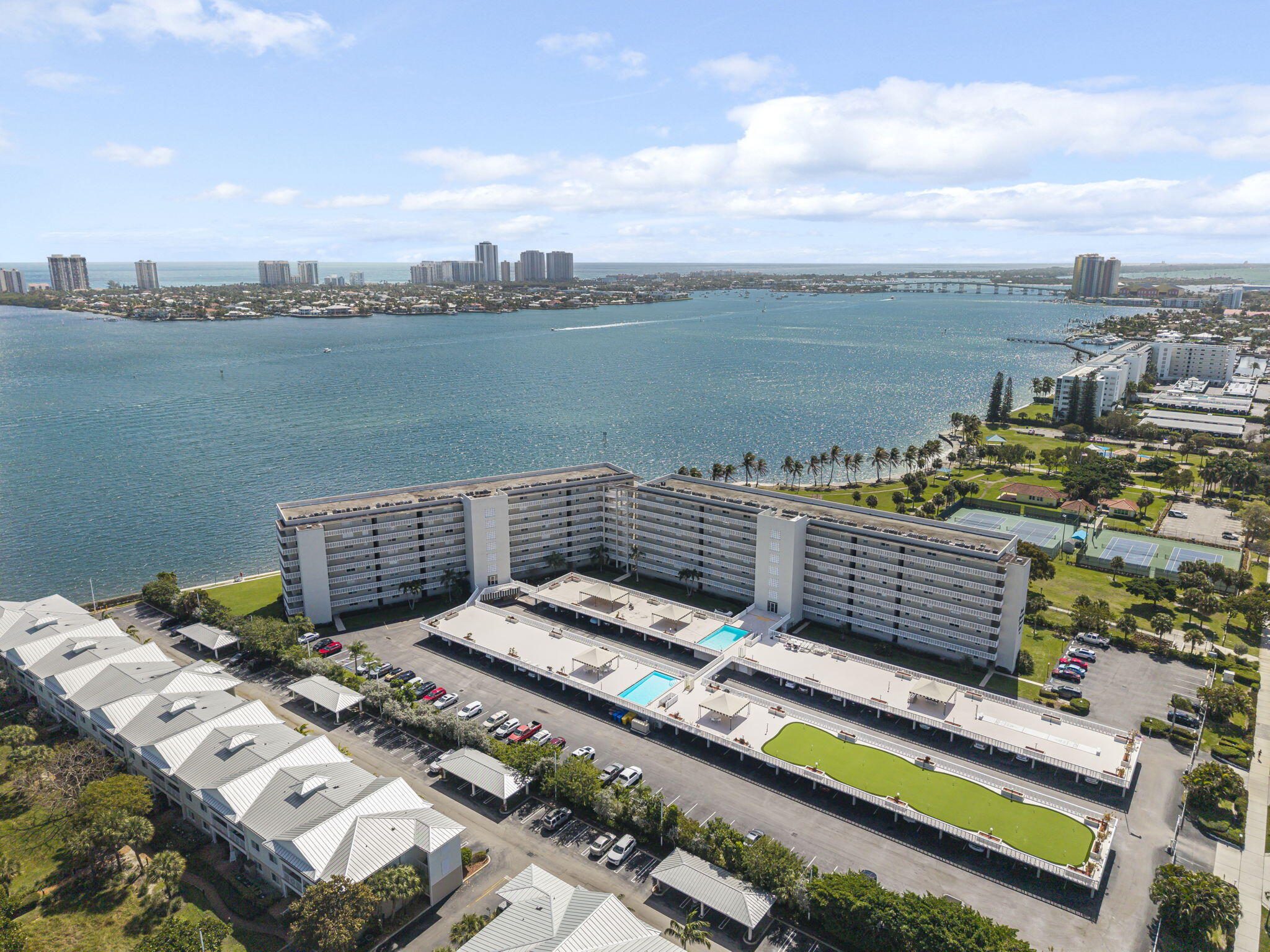 LAKE HARBOUR TOWERS EAST CONDO - Residential