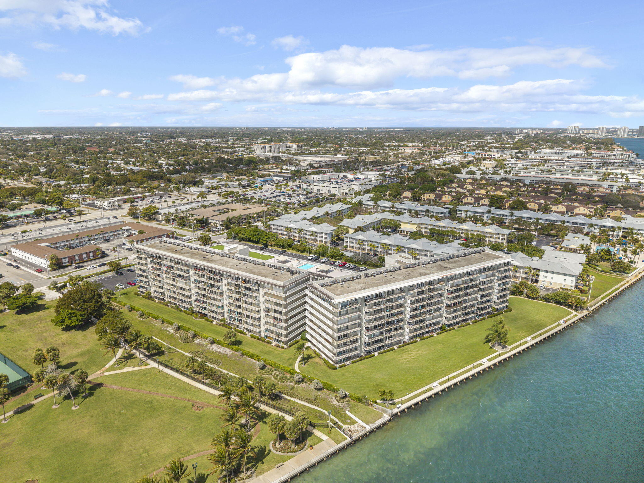 LAKE HARBOUR TOWERS EAST CONDO - Residential