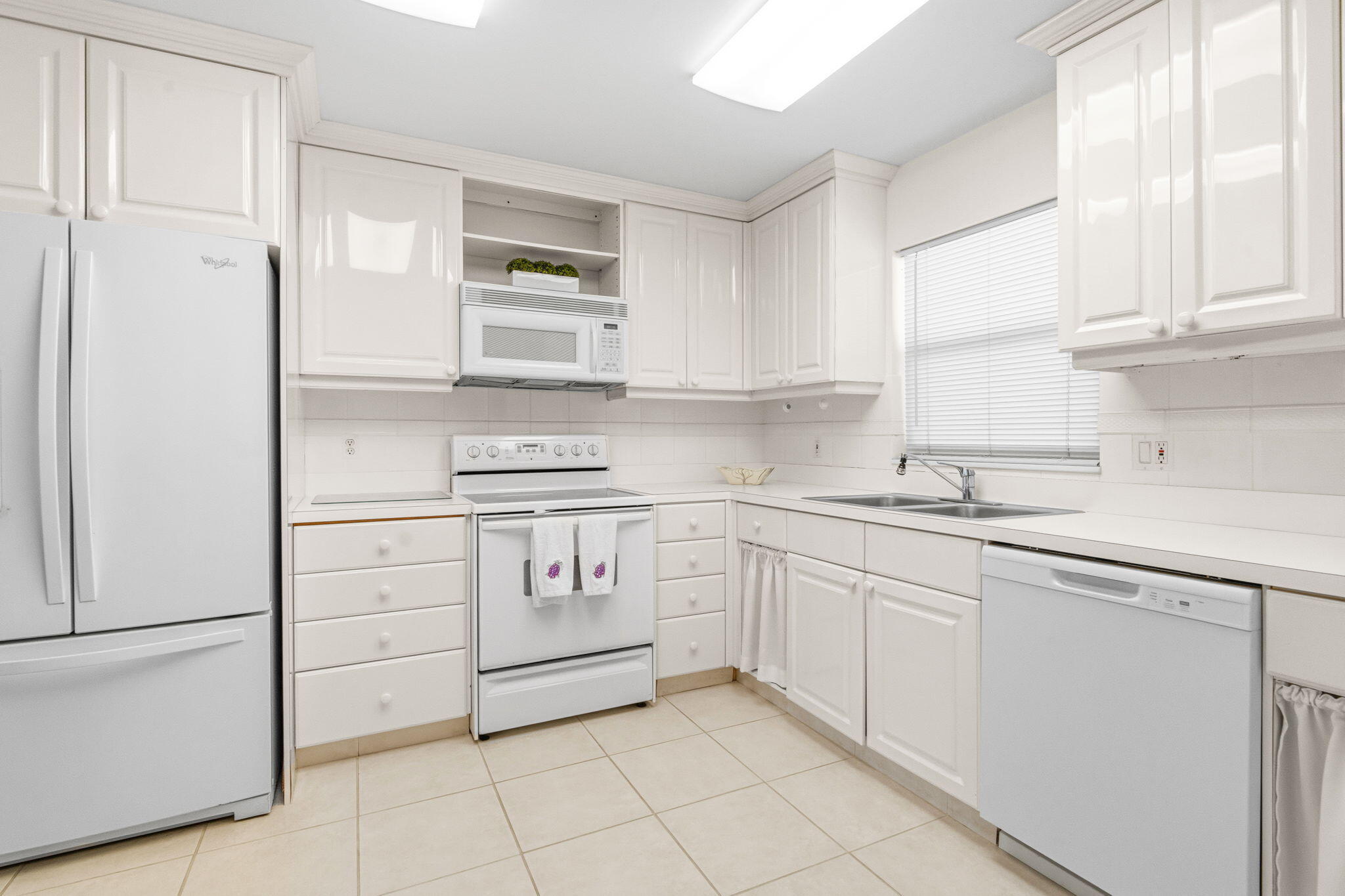 LAKE HARBOUR TOWERS EAST CONDO - Residential