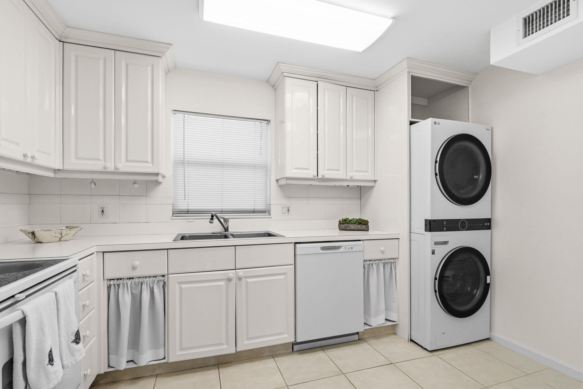 LAKE HARBOUR TOWERS EAST CONDO - Residential