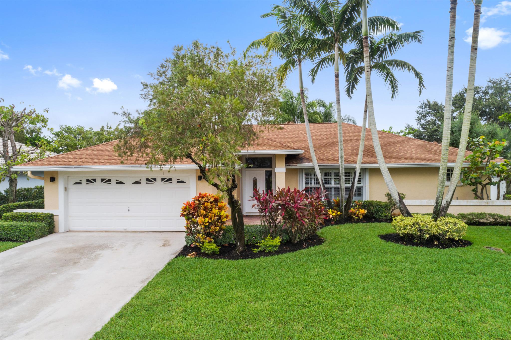 Walk, Bike or Golfcart to WEF or Global from this spacious 4 bedroom/2 bathroom pool home. Across the street from WEF and Global! King in Master and Queens in other bedrooms.