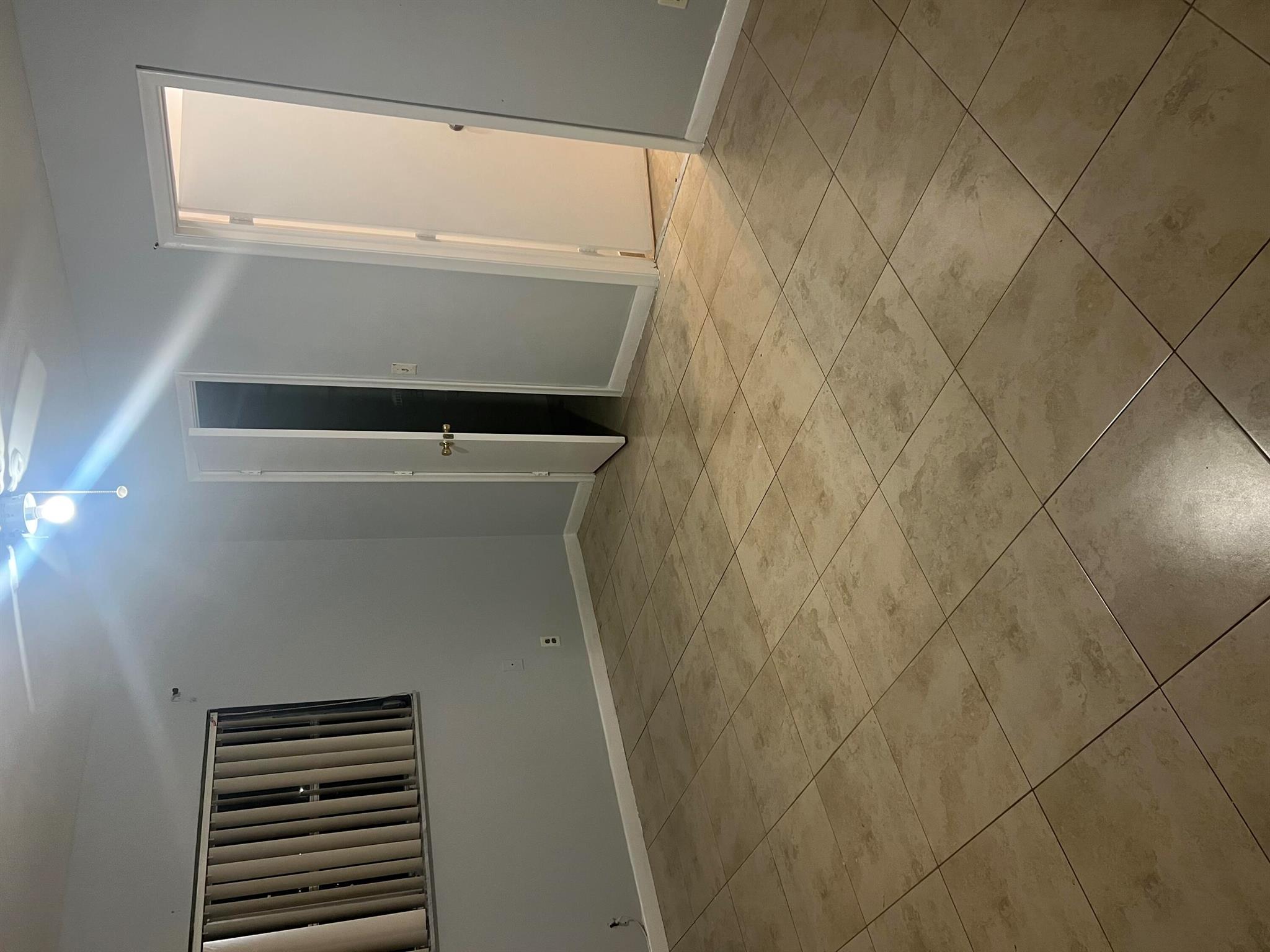 Well-kept 3 bedroom 2 bathrooms in the heart of Boynton Beach with east access to shopping and ebtertainment.