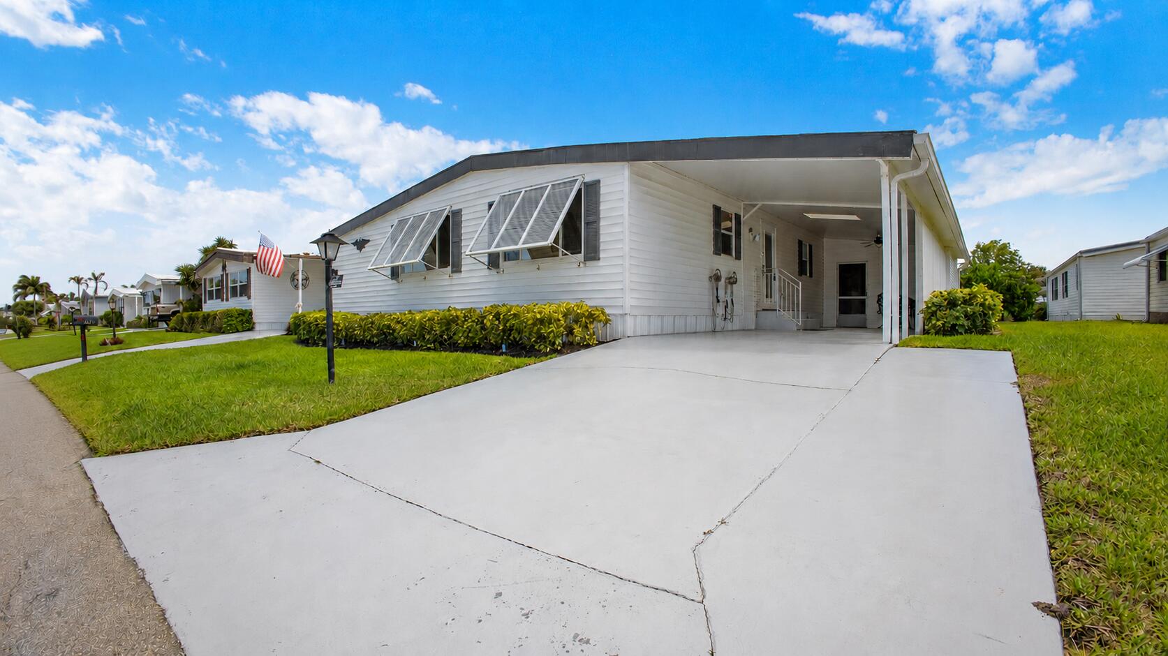140 NE Pinelake Village Boulevard