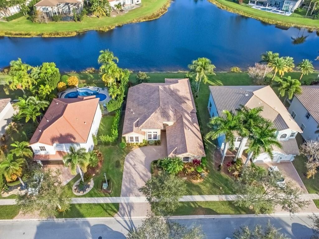 Photo of 11808 Foxbriar Lake Trail, Boynton Beach, FL 33473 (MLS # F10542619)