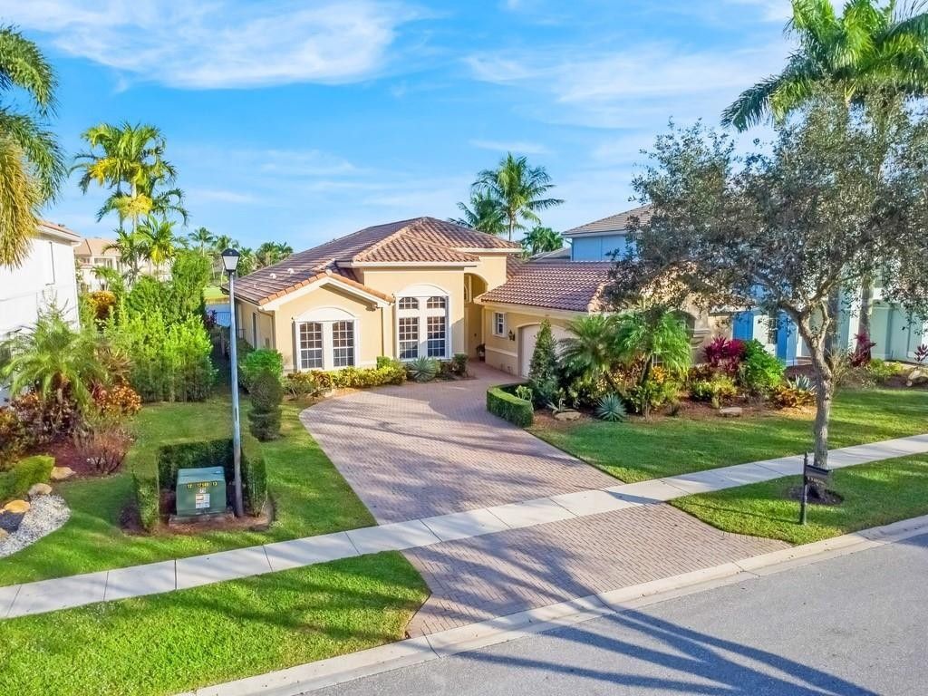 Photo of 11808 Foxbriar Lake Trail, Boynton Beach, FL 33473 (MLS # F10542619)