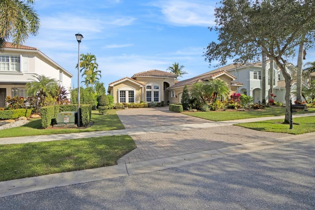 11808 Foxbriar Lake Trail