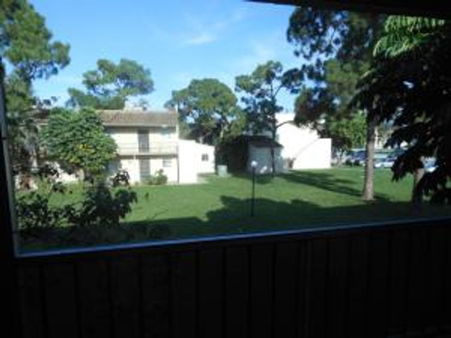 Spacious 2 BD condo for rent in the heart of WPB! Close to restaurants, shops & highways!