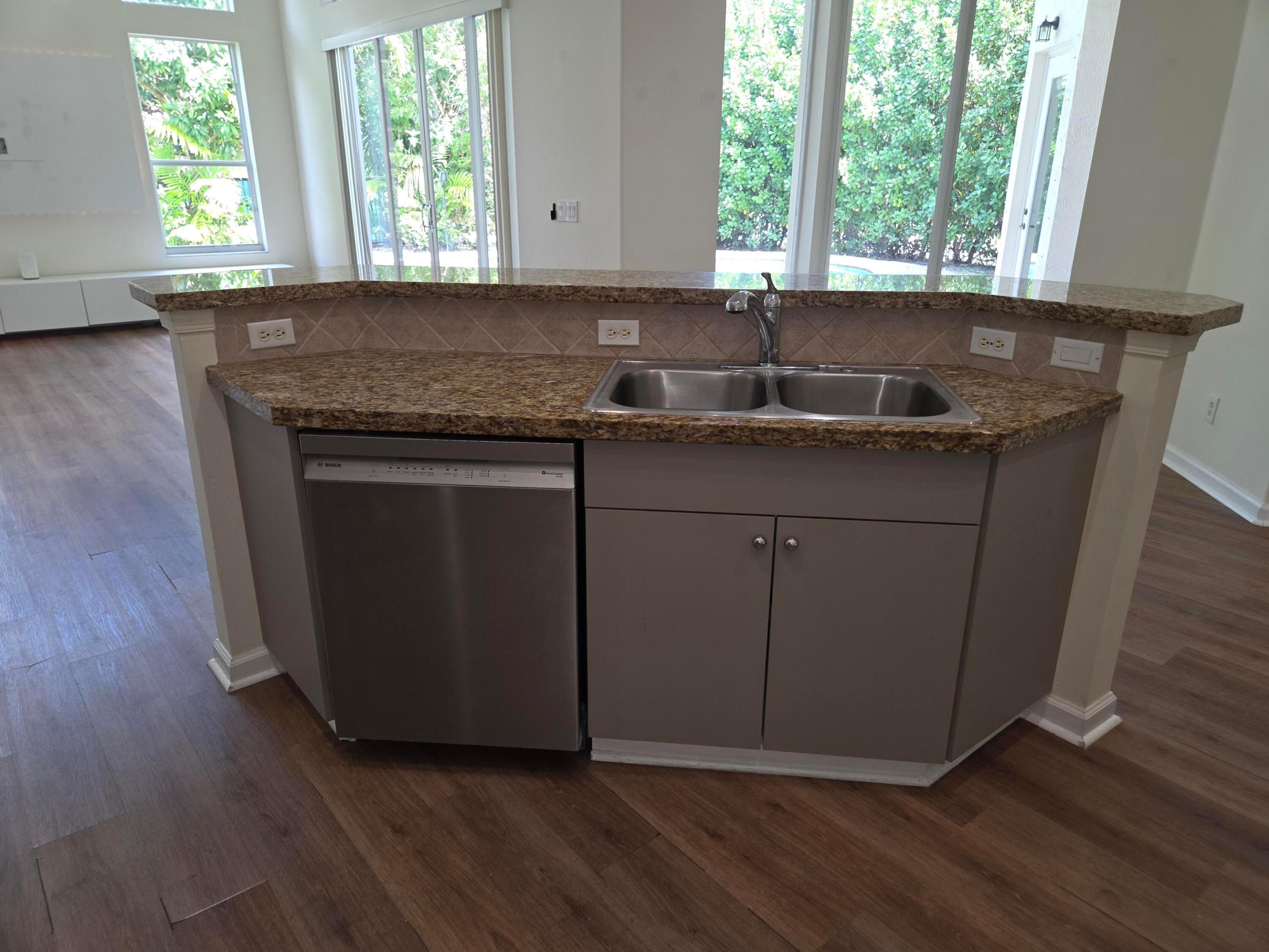 MADISON GREEN - ROYAL ESTATES - Residential