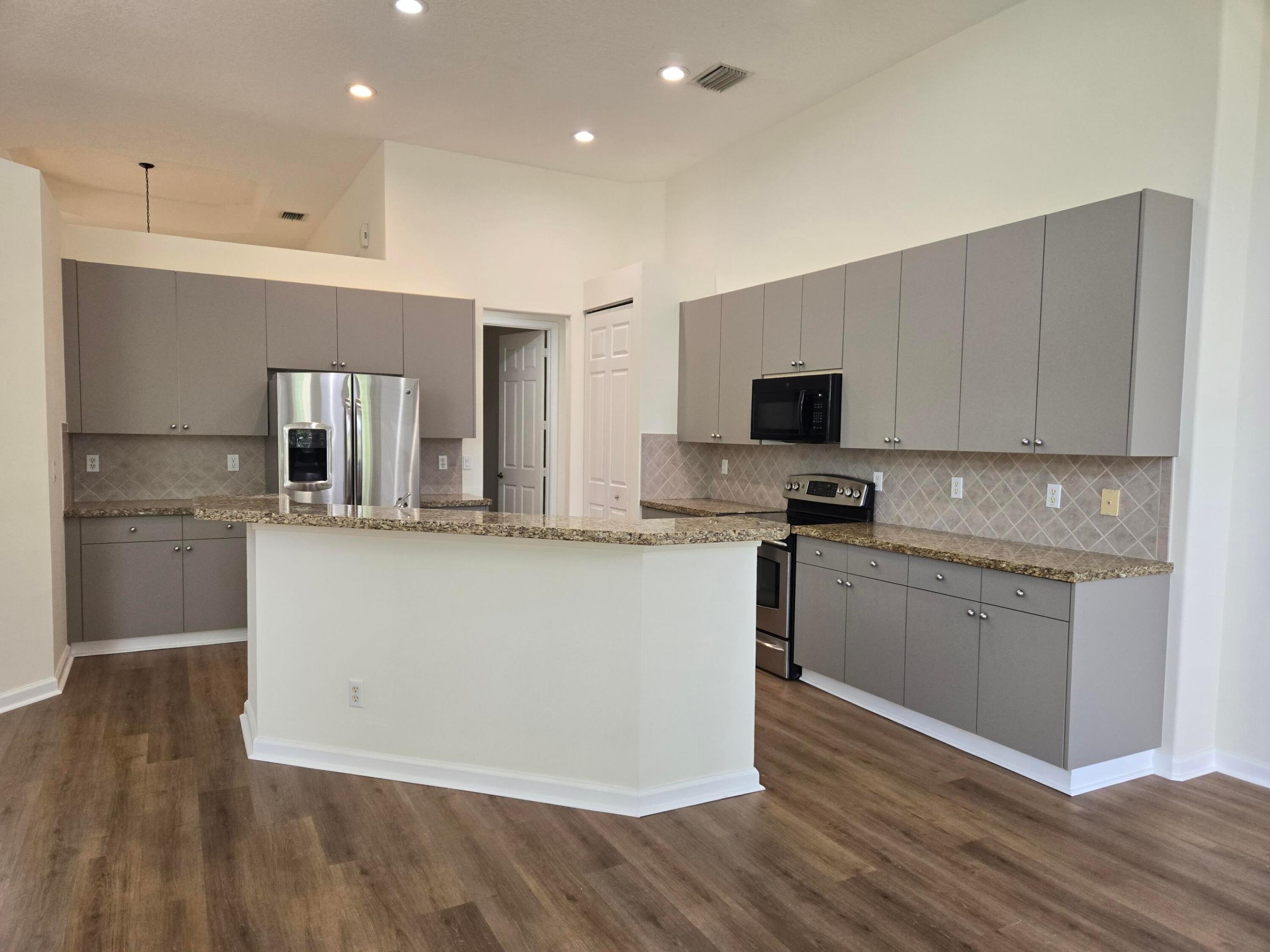 MADISON GREEN - ROYAL ESTATES - Residential