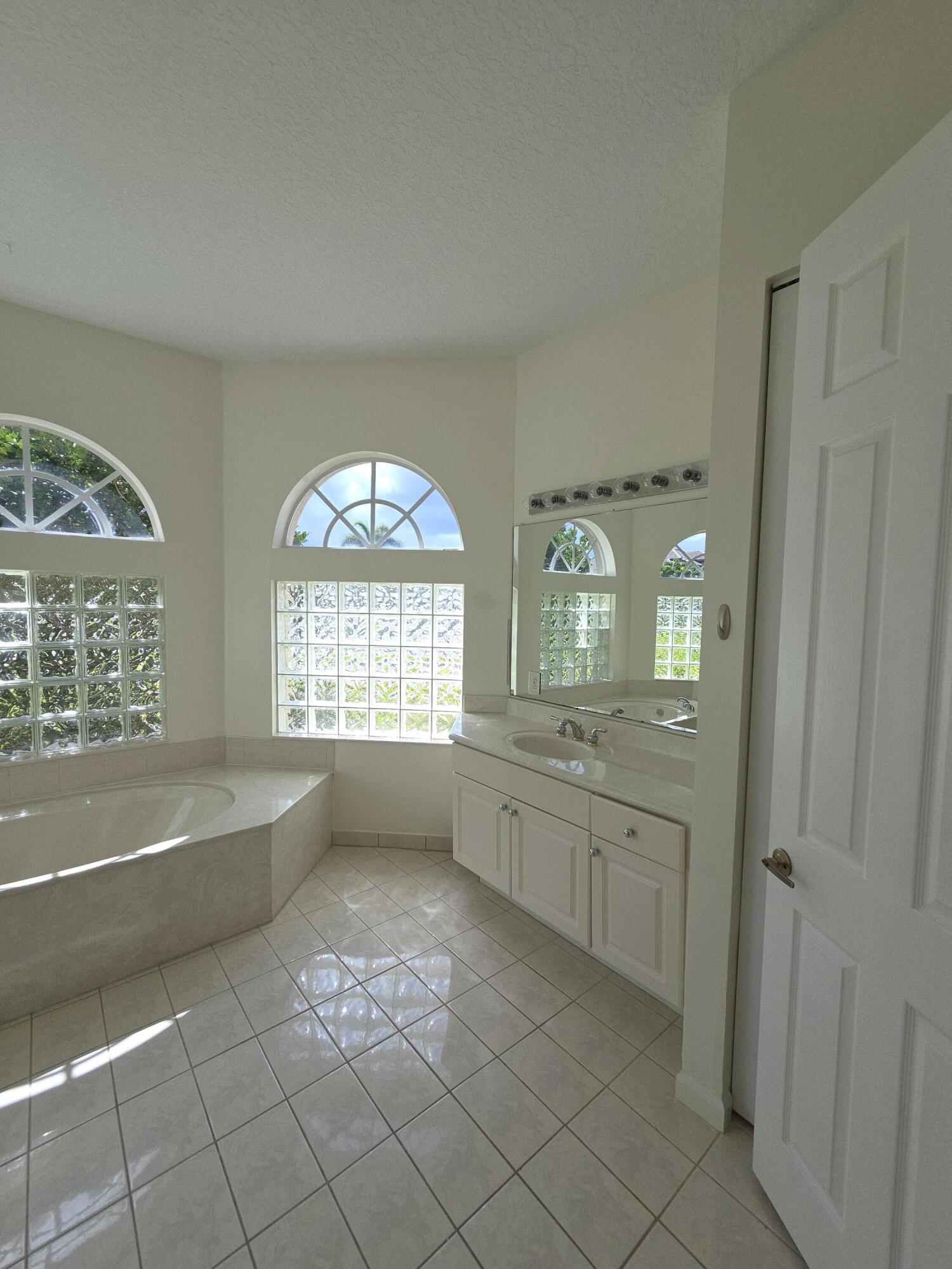 MADISON GREEN - ROYAL ESTATES - Residential