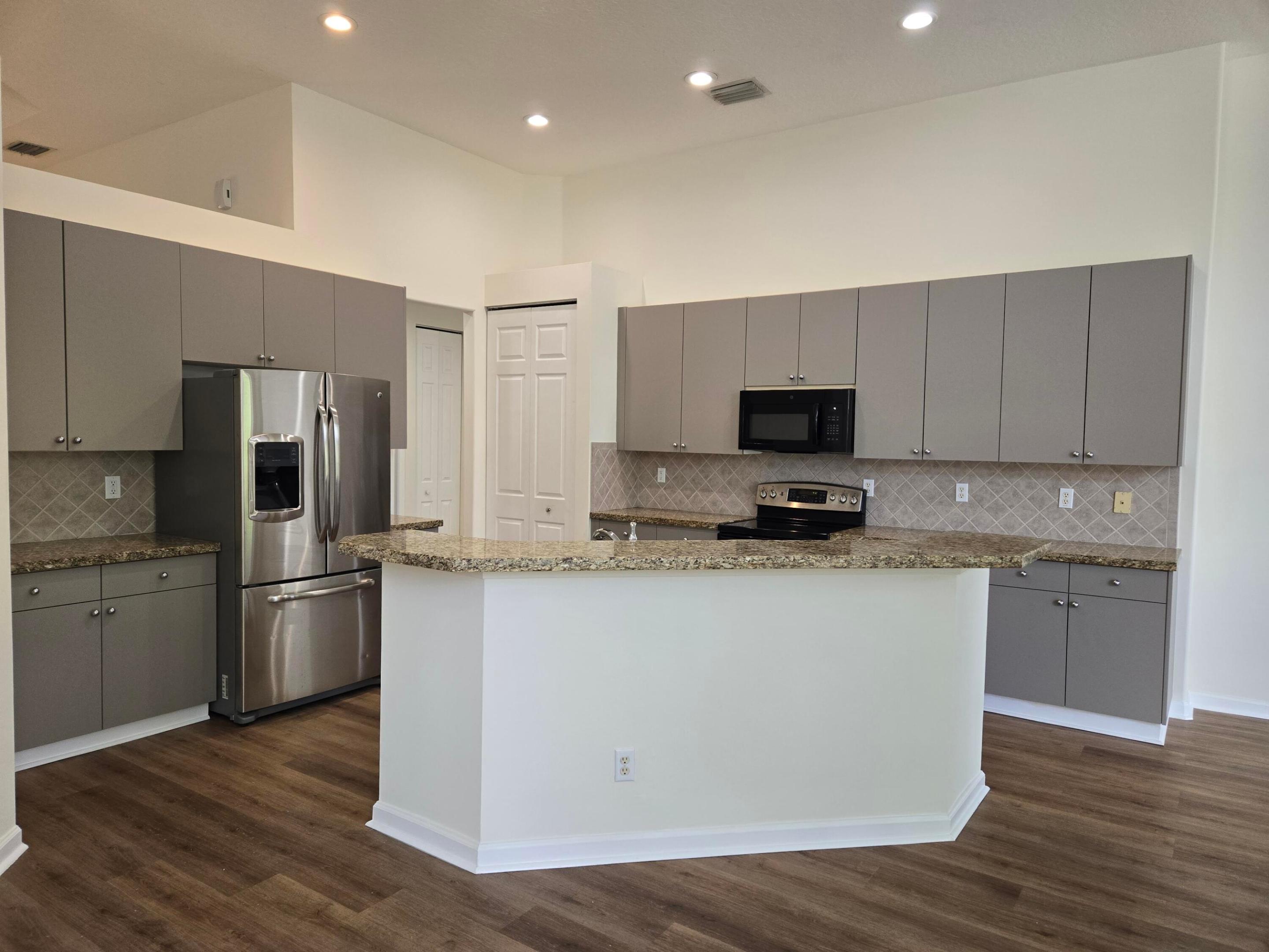 MADISON GREEN - ROYAL ESTATES - Residential