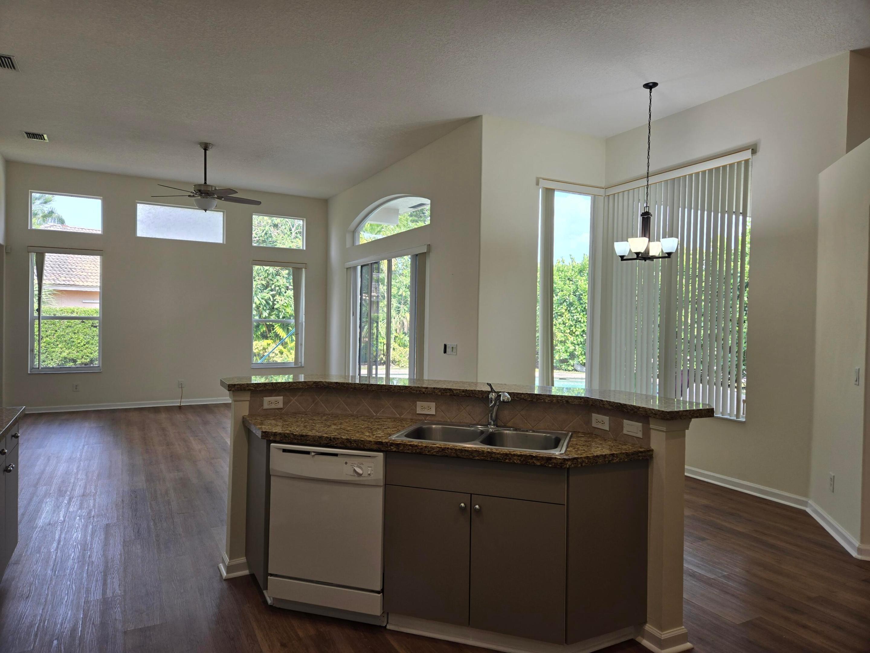 MADISON GREEN - ROYAL ESTATES - Residential