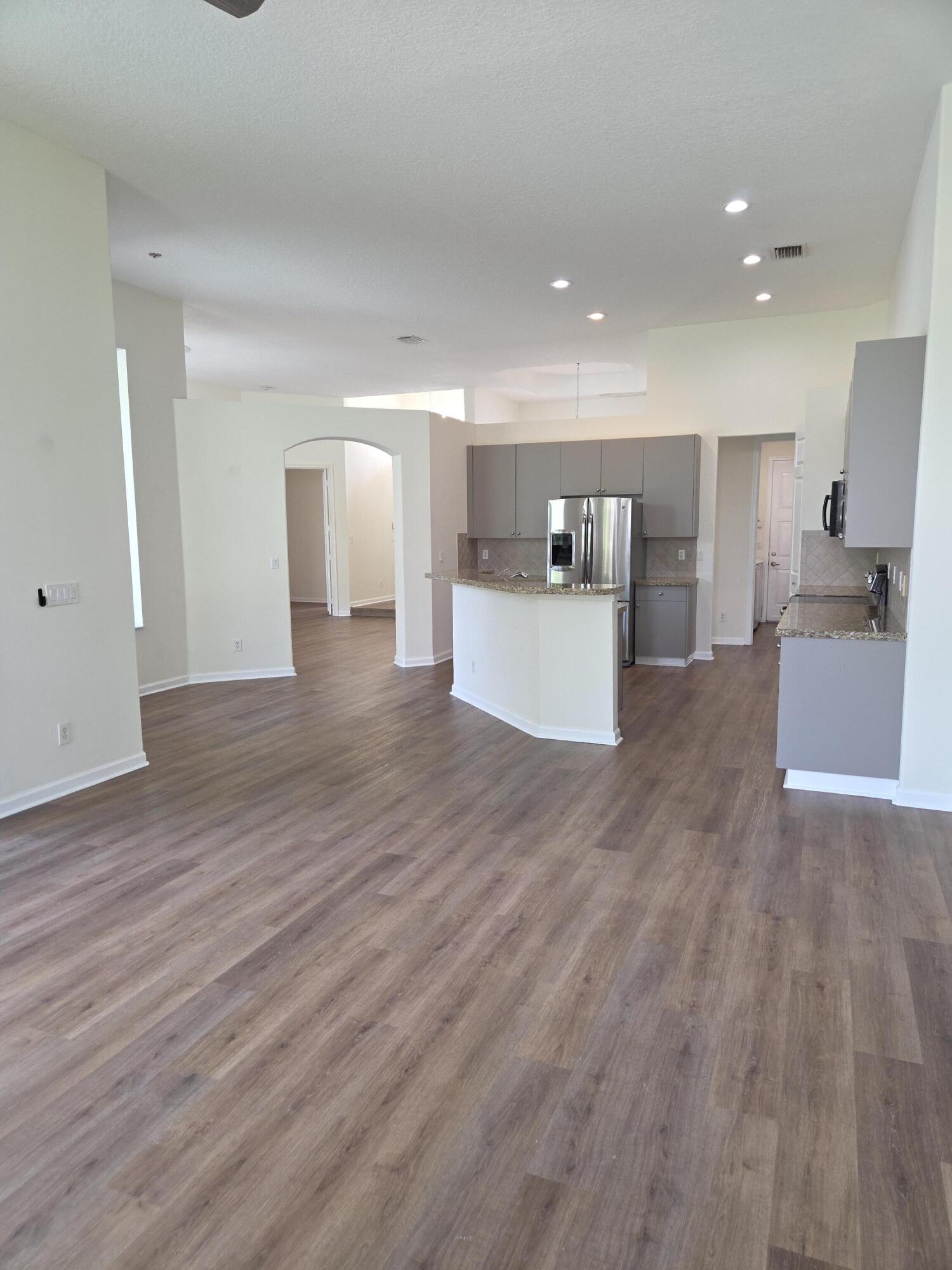 MADISON GREEN - ROYAL ESTATES - Residential