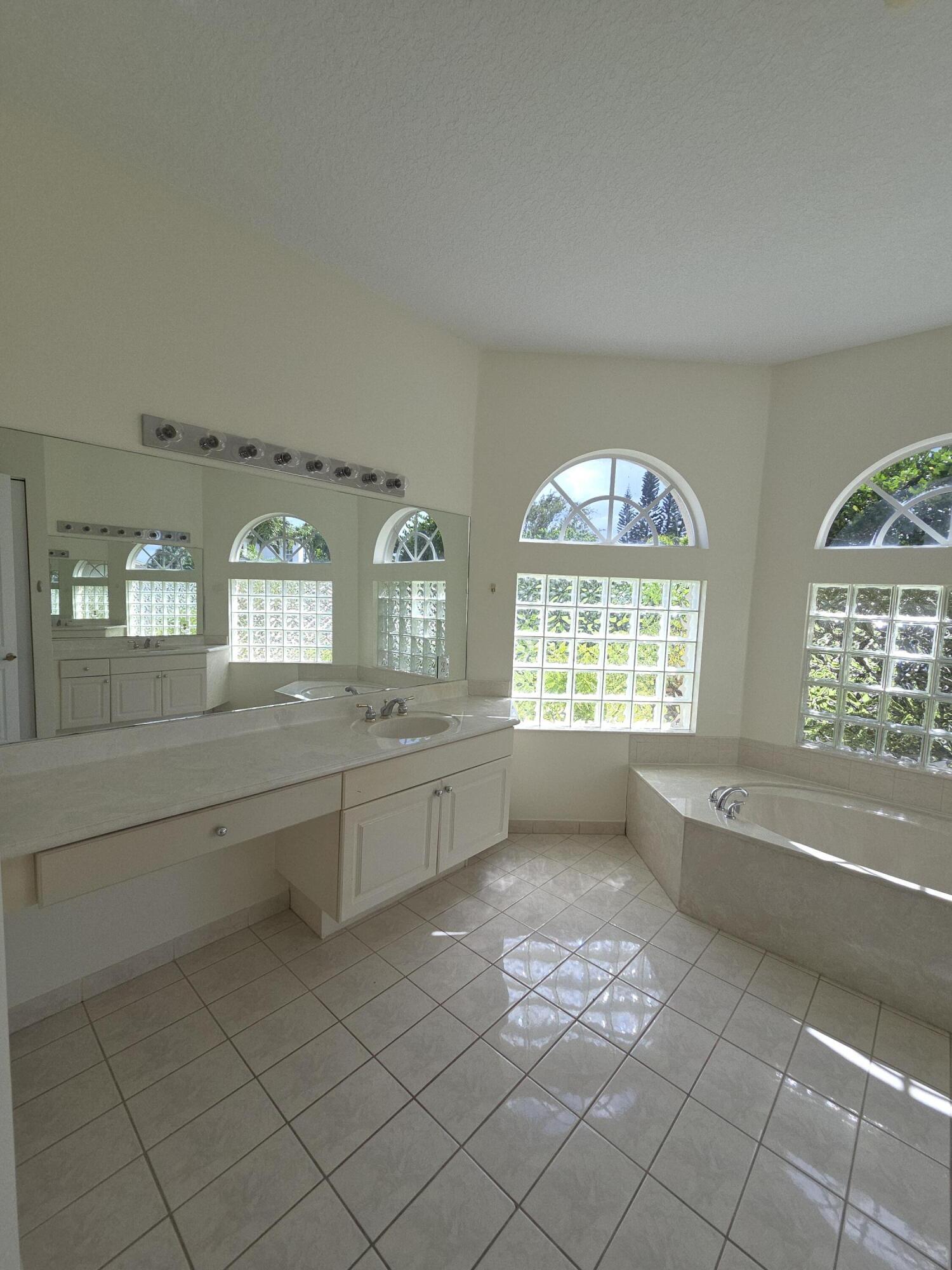 MADISON GREEN - ROYAL ESTATES - Residential