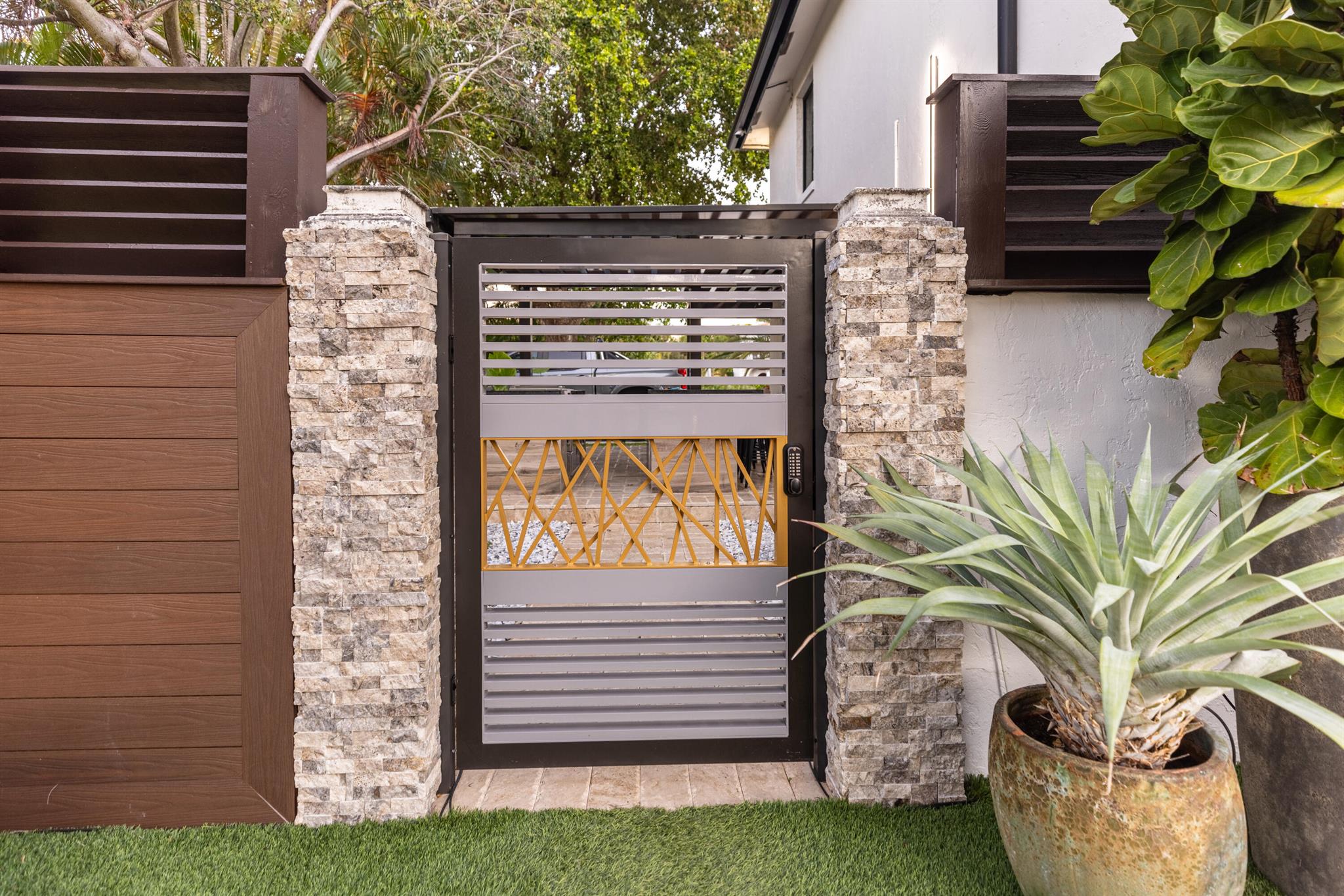 SPANISH VILLAGE - Residential