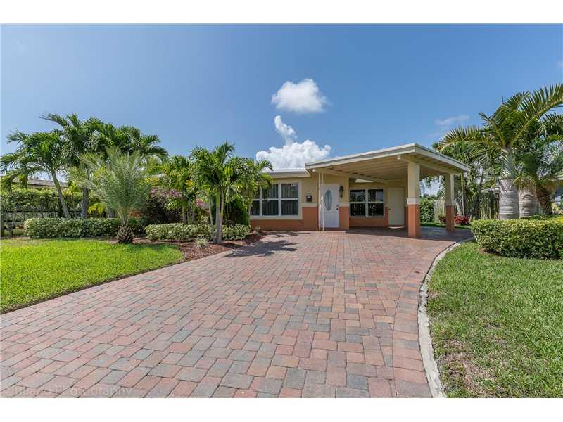 Enjoy Tempurpedic mattresses! Home with a fabulous waterfront location, ocean access, minutes to the beach. This gorgeous home with nice furniture, on the water. Home has a very spacious design. Attractions and plazas with shops around. Enjoy the beautiful surroundings or take a short 20-minute drive to Las Olas in Fort Lauderdale, where you can enjoy an array of restaurants and shopping areas. Entertainment 55" 4K SMART ROKU TV with audio system BOSE in the living room, each bedroom with 50" 4K SMART ROKU TV with thousands of channels, fast Internet, 70+ air tv channels / you can use your Android, Apple /Amazon TV. Very nice patio with the possibility to fish directly from the patio. Whole new kitchen with stainless steel appliances. Only minutes to beaches. Dream home for you boaters!!!