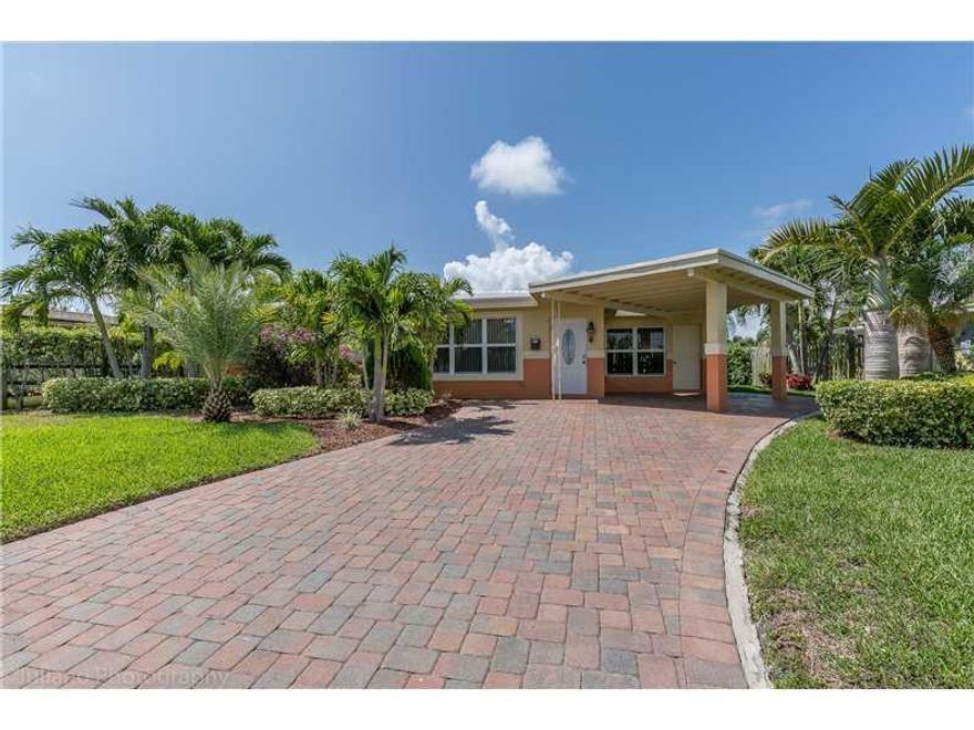 Enjoy Tempurpedic mattresses! Home with a fabulous waterfront location, ocean access, minutes to the beach. This gorgeous home with nice furniture, on the water. Home has a very spacious design. Attractions and plazas with shops around. Enjoy the beautiful surroundings or take a short 20-minute drive to Las Olas in Fort Lauderdale, where you can enjoy an array of restaurants and shopping areas. Entertainment 55" 4K SMART ROKU TV with audio system BOSE in the living room, each bedroom with 50" 4K SMART ROKU TV with thousands of channels, fast Internet, 70+ air tv channels / you can use your Android, Apple /Amazon TV. Very nice patio with the possibility to fish directly from the patio. Whole new kitchen with stainless steel appliances. Only minutes to beaches. Dream home for you boaters!!!