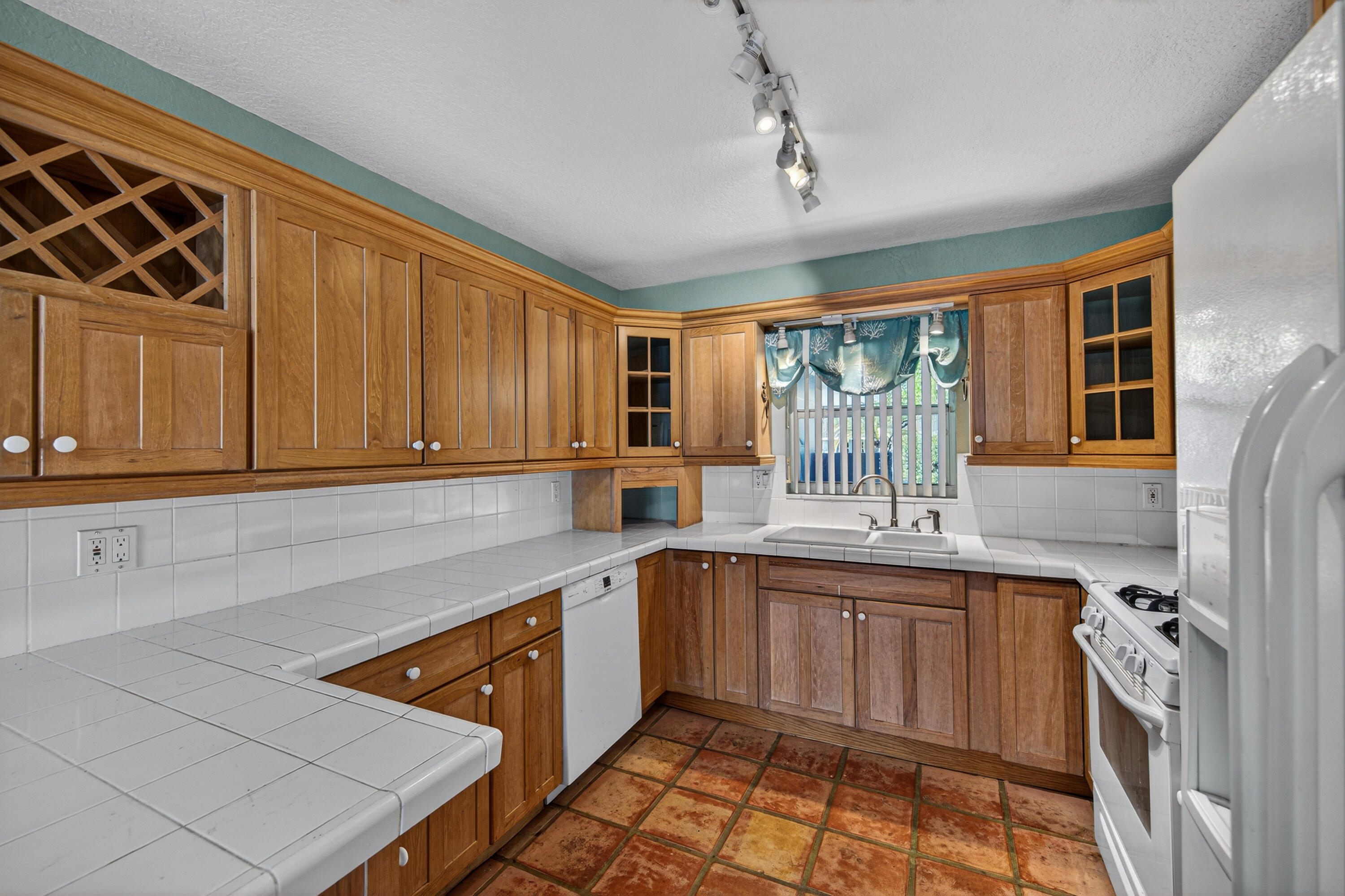 HILLSBORO HARBOR - Residential Lease