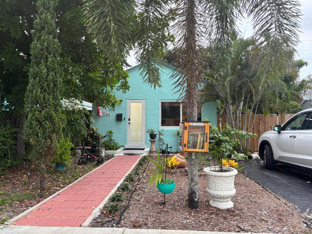 Photo of 2241 ARTHUR Street, Hollywood, FL 33020 (MLS # B26061984)