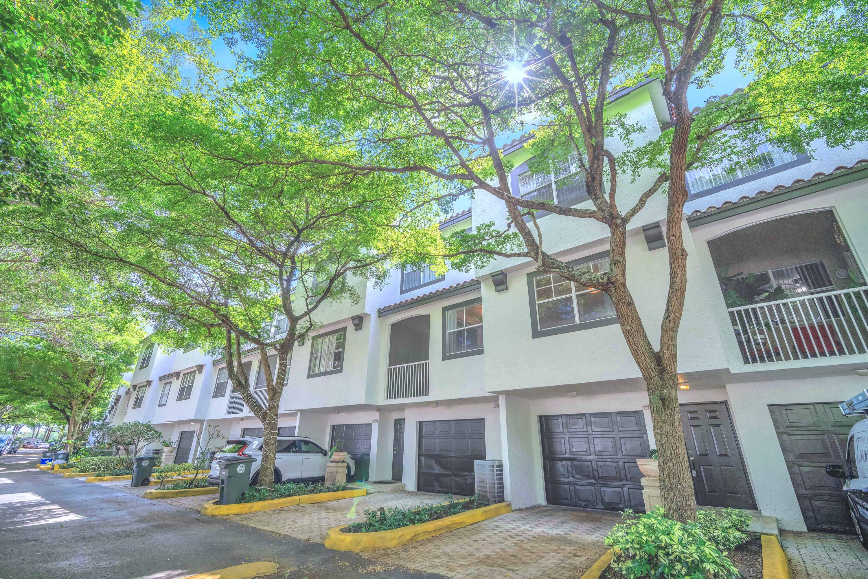 ESTADA OF LOS PASEOS - Residential Lease