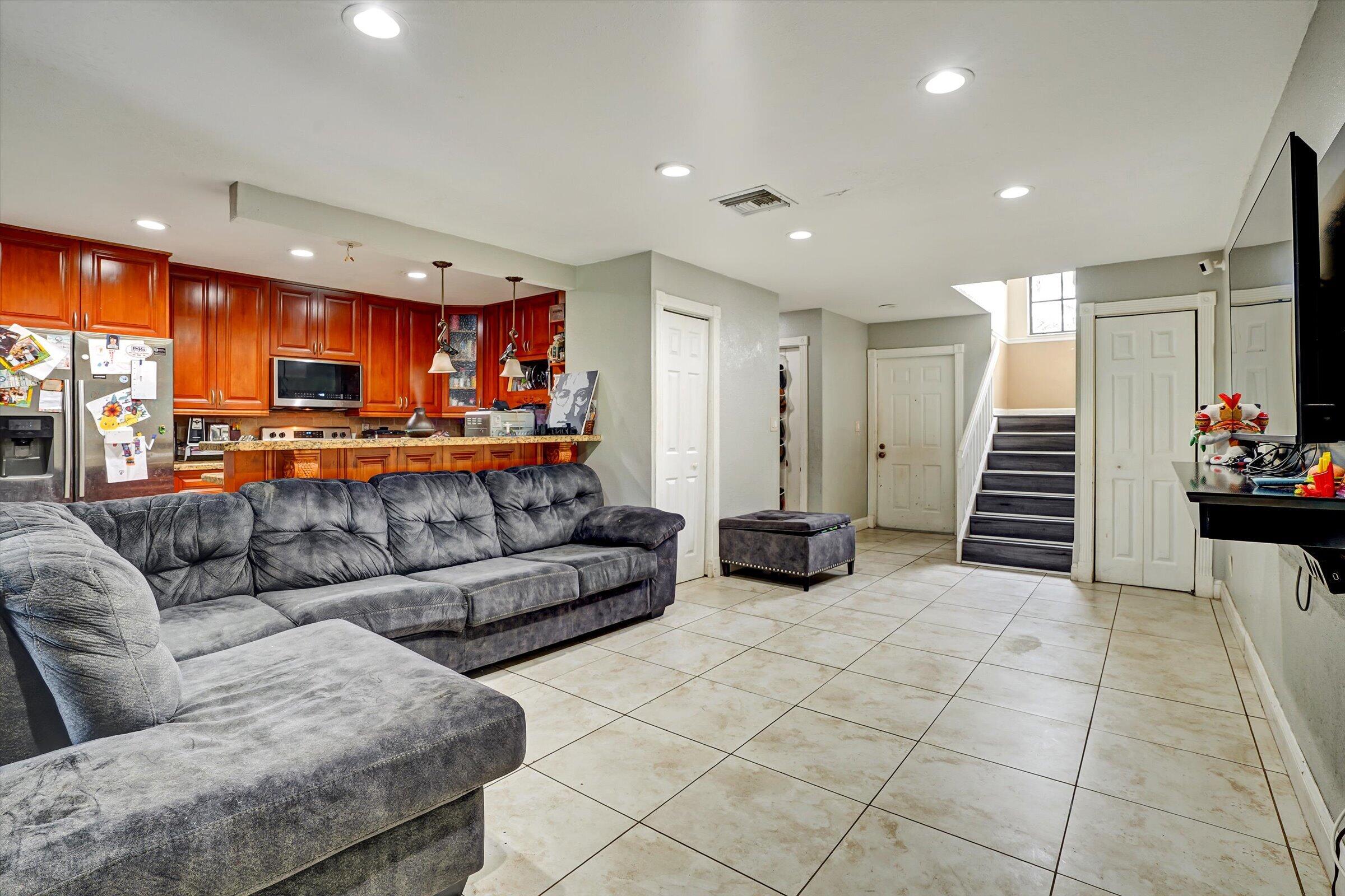 PEMBROKE POINTE SECTION THREE - Residential