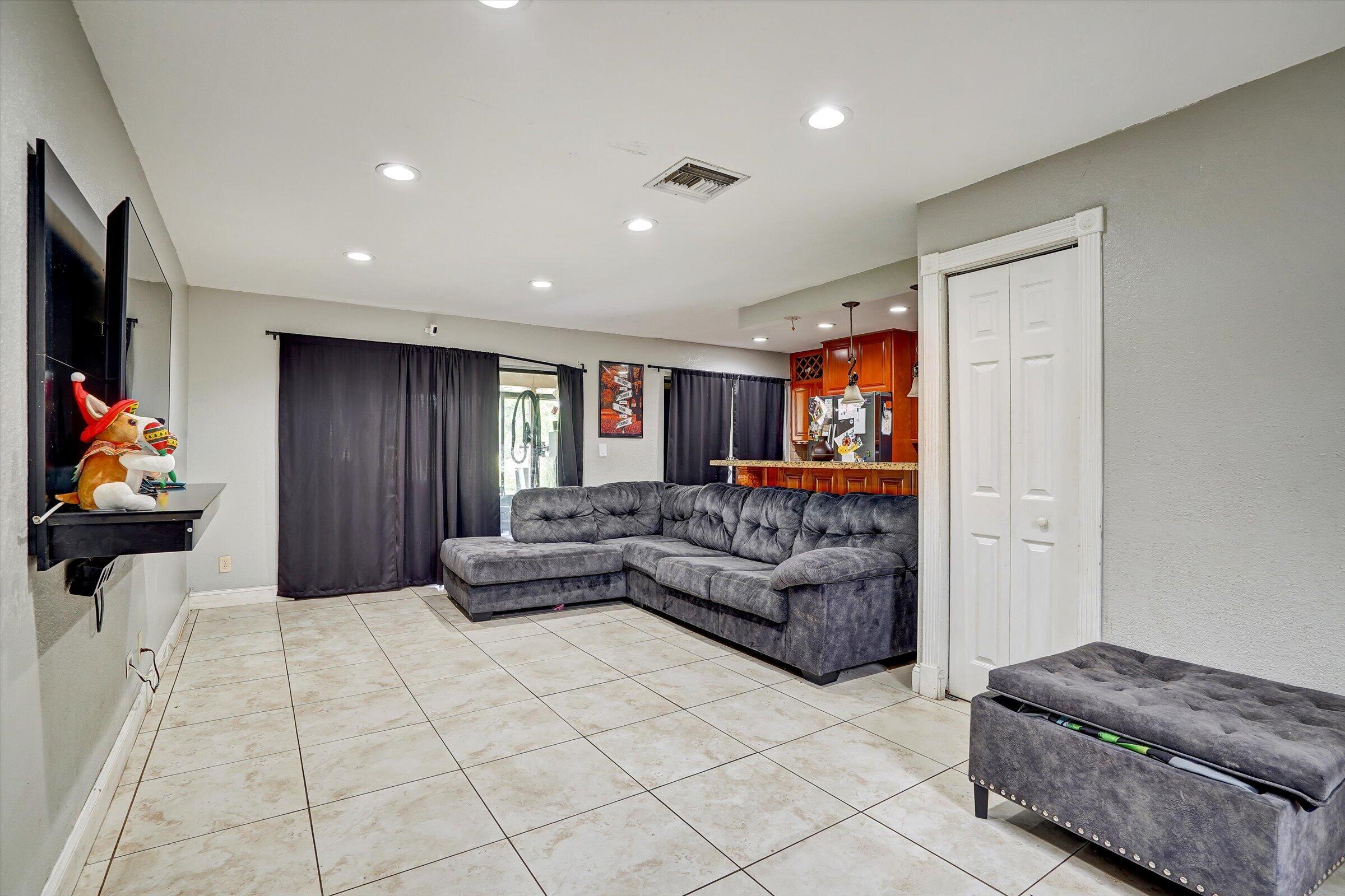 PEMBROKE POINTE SECTION THREE - Residential